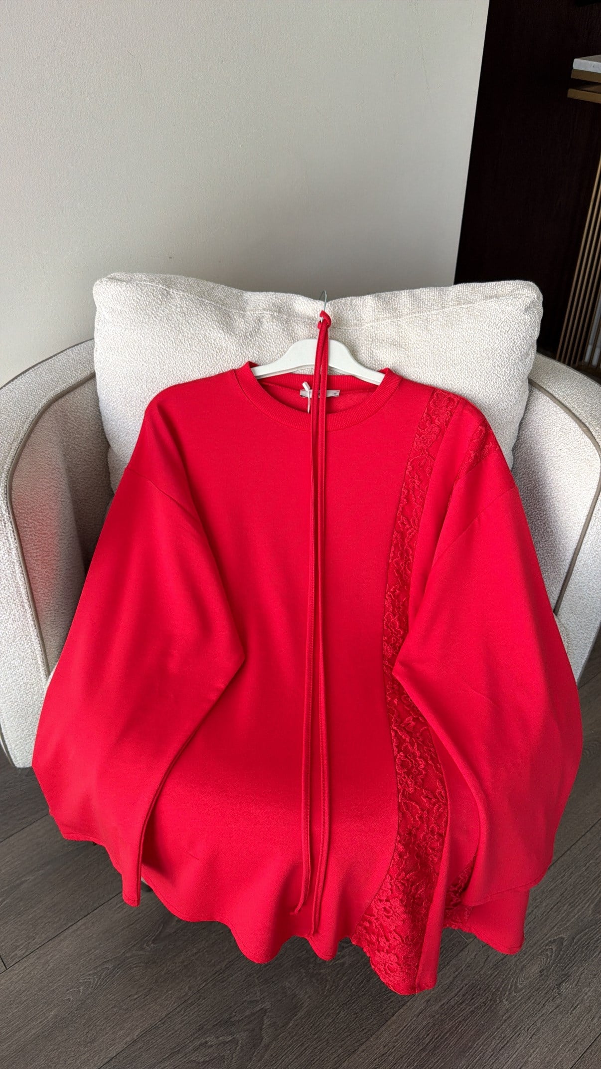 Asimetrik Kesim Dantel Garnili Sweatshirt- Kırmızı