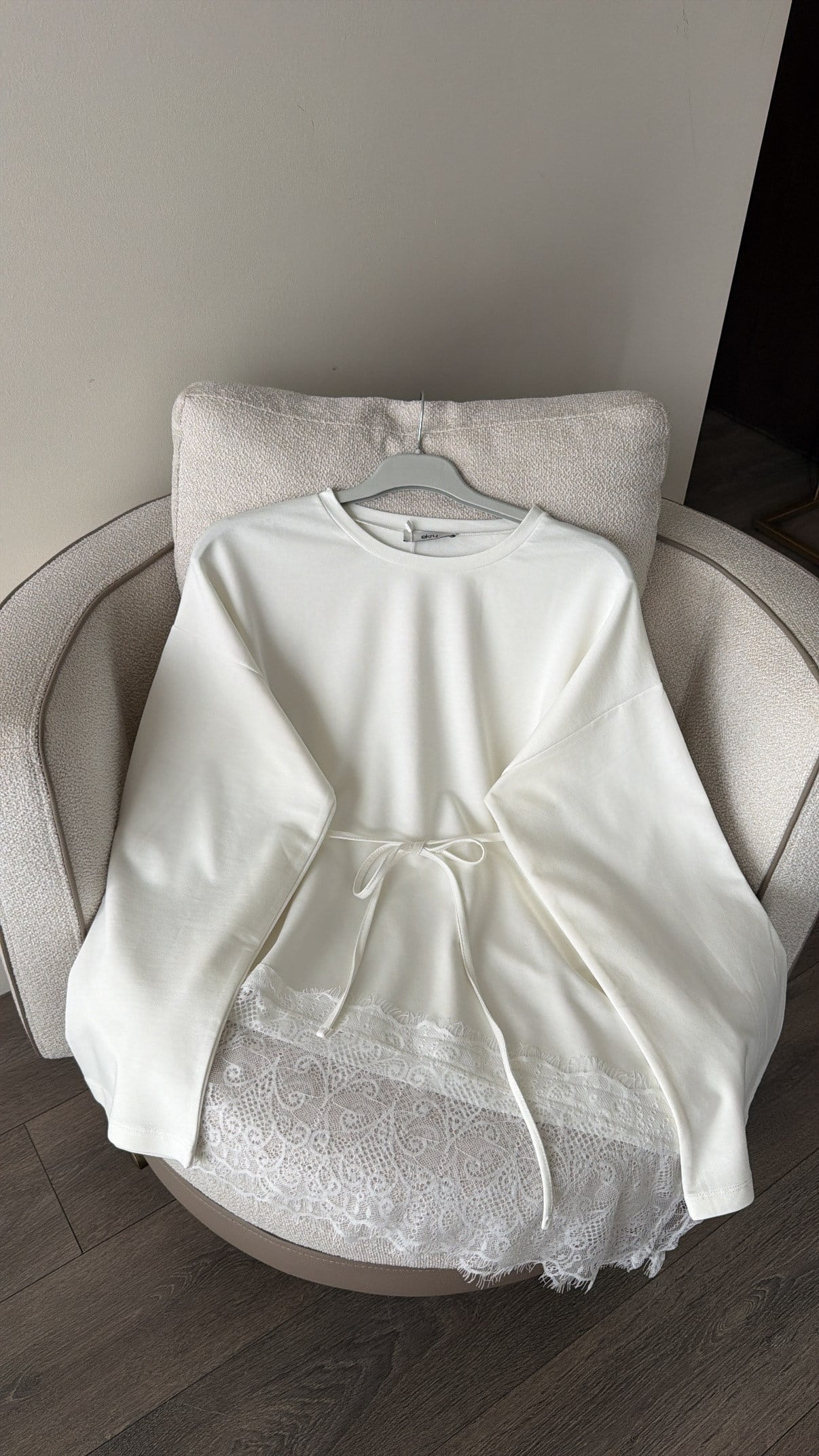 Eteği Dantel Detaylı Sweatshirt - Beyaz