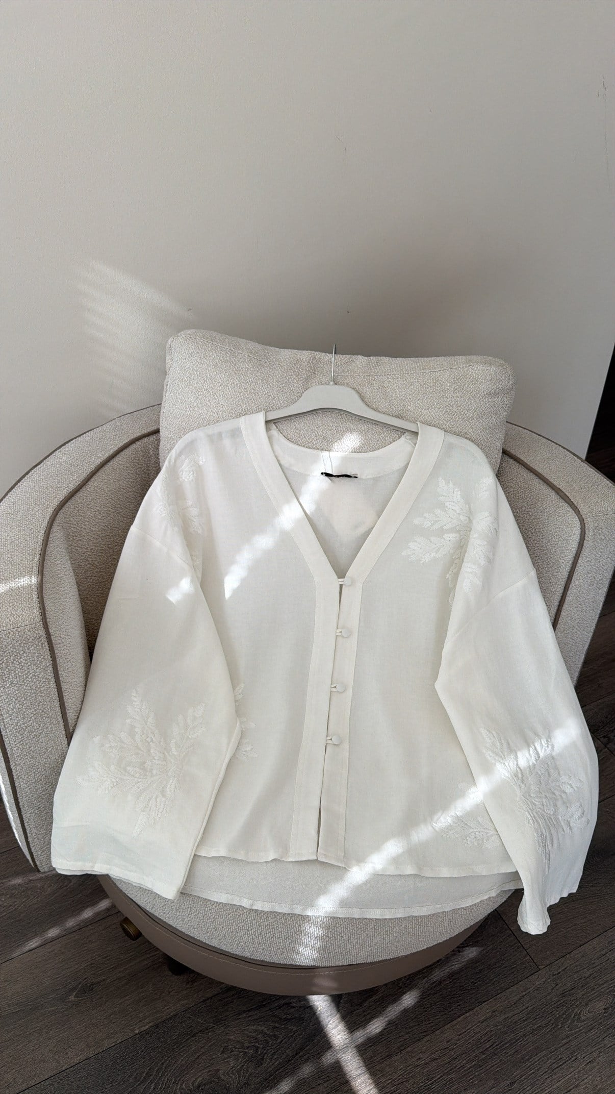 Nakış Detaylı V Yaka Gömlek - Ekru