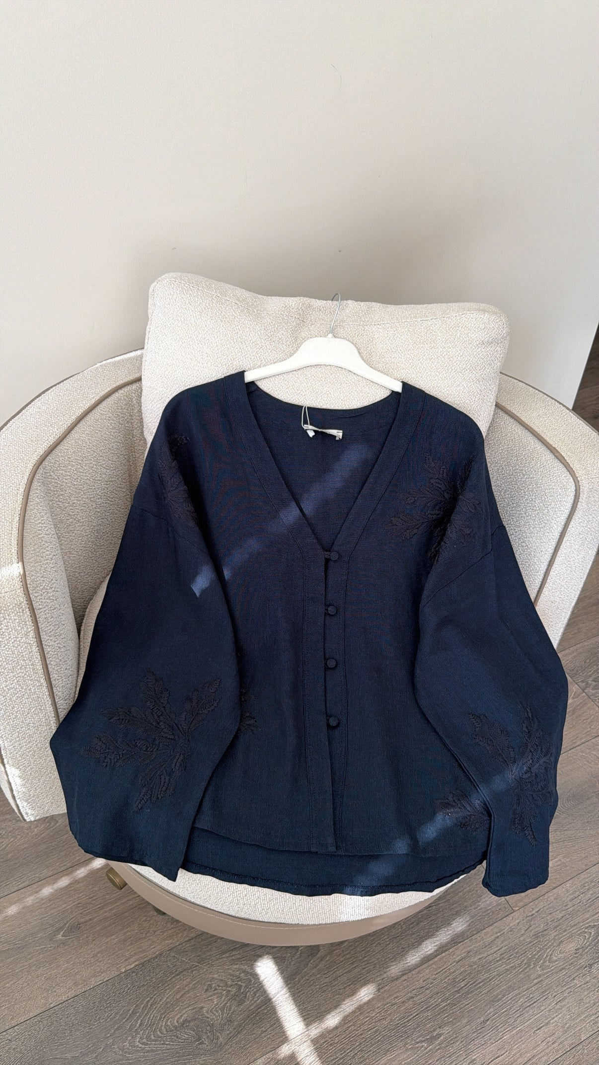 Nakış Detaylı V Yaka Gömlek - Lacivert