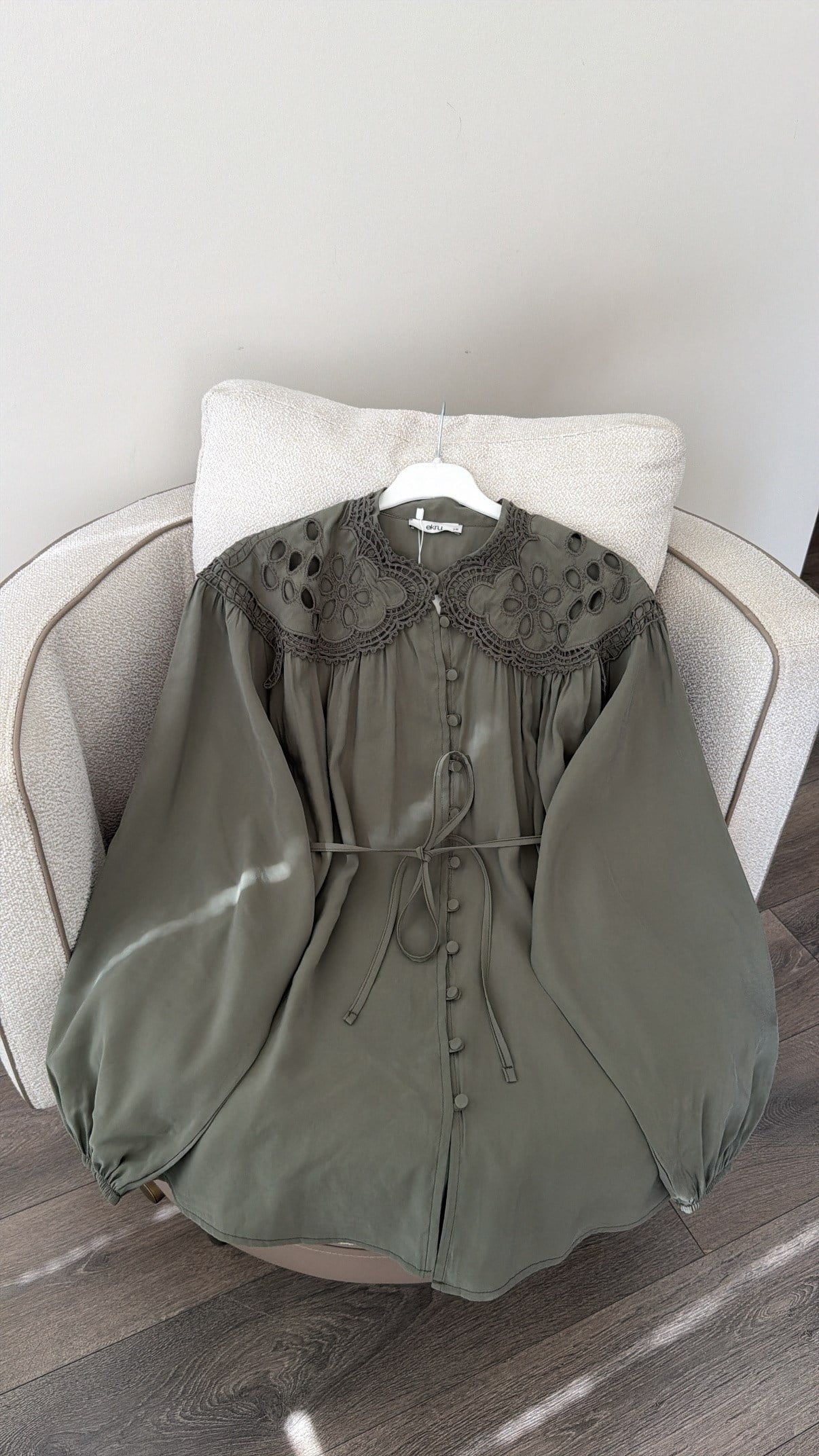 Omzu Nakış Detaylı Gömlek - Çağla