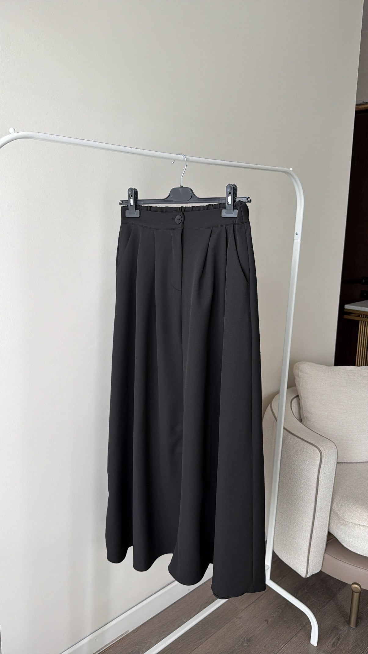 Rahat Kesim Dökümlü Etek - Siyah