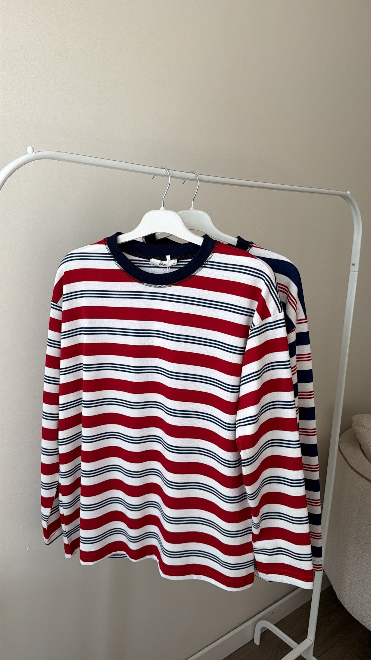 Yakası Dikiş Detaylı Çizgili Sweatshirt- Kırmızı