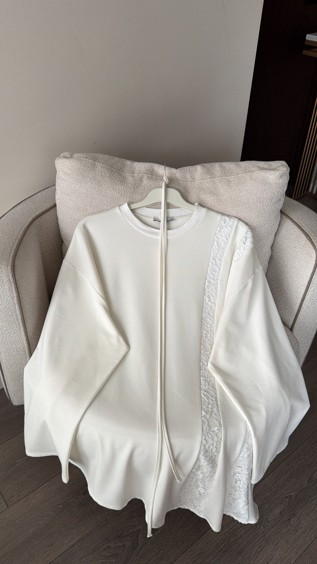 Asimetrik Kesim Dantel Garnili Sweatshirt- Ekru