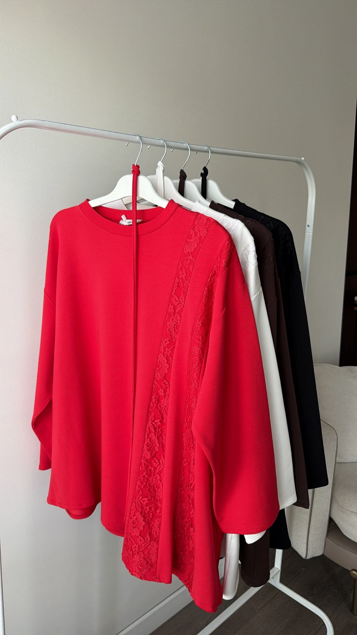 Asimetrik Kesim Dantel Garnili Sweatshirt- Siyah