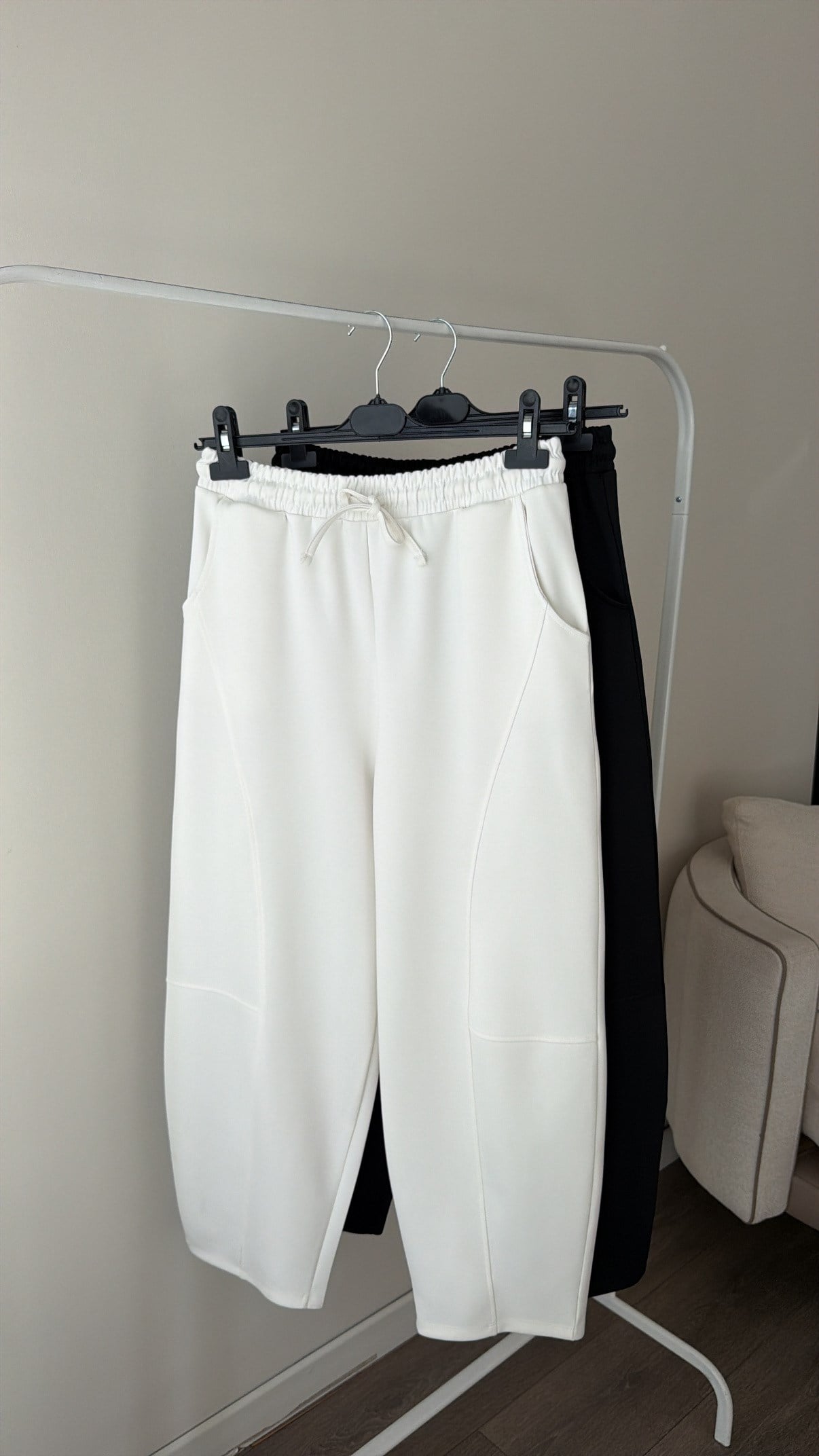 Beli Lastikli Parçalama Detaylı Pantolon - Beyaz