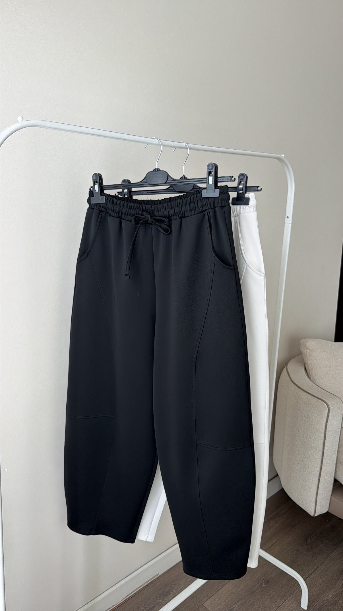 Beli Lastikli Parçalama Detaylı Pantolon - Siyah