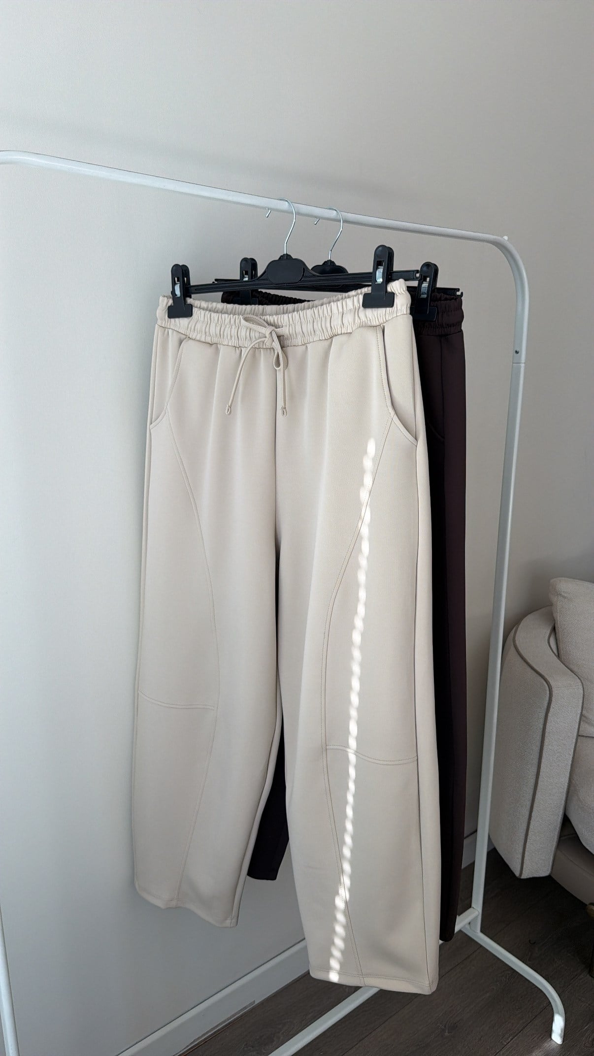 Beli Lastikli Parçalama Detaylı Pantolon -Bej