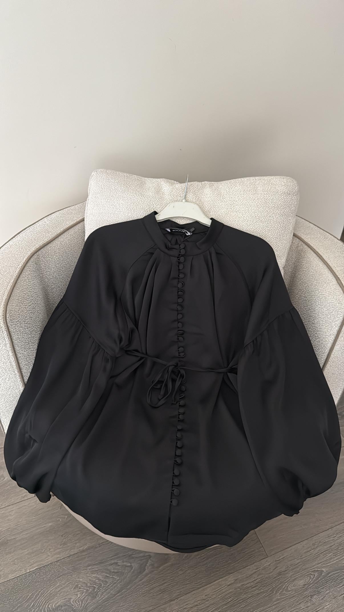 Birit Detaylı Saten Siyah Gömlek