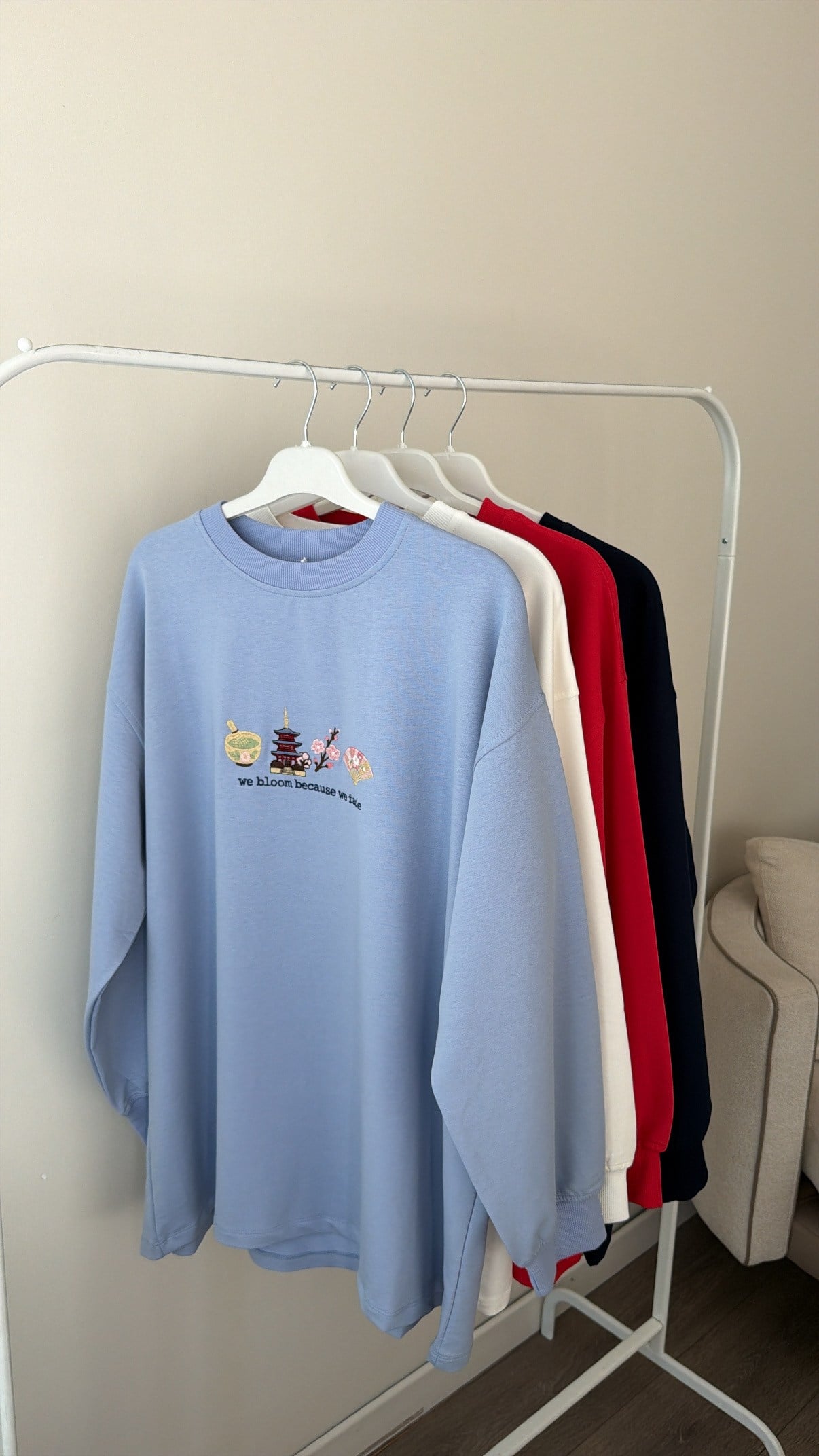 Bisiklet Yaka Önü Nakış Detaylı Sweatshirt- Kırmızı