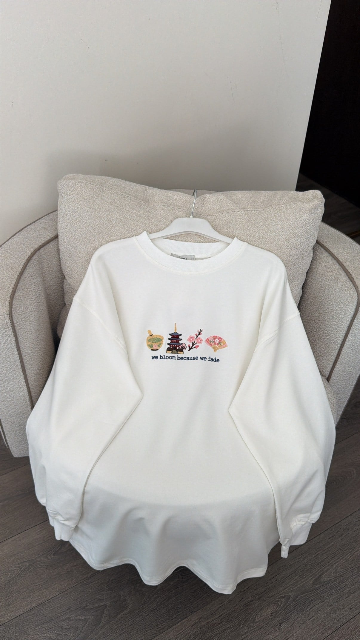 Bisiklet Yaka Önü Nakış Detaylı Sweatshirt- Ekru