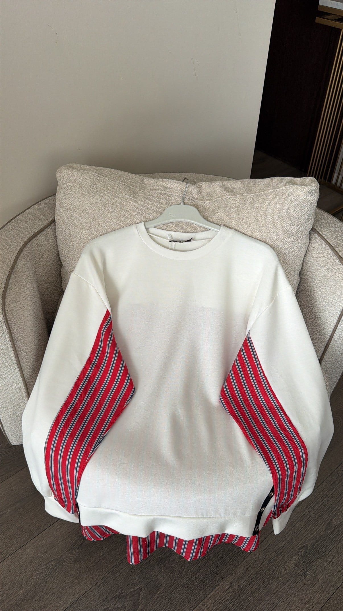 Çizgi Garnili Şerit Aksesuar Detaylı Sweatshirt- Ekru