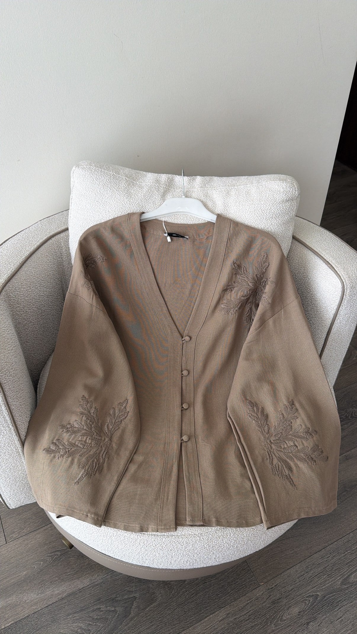 Nakış Detaylı V Yaka Gömlek - Vizon