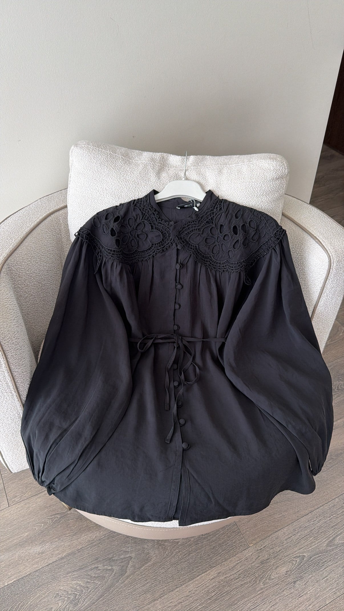 Omzu Nakış Detaylı Gömlek - Siyah