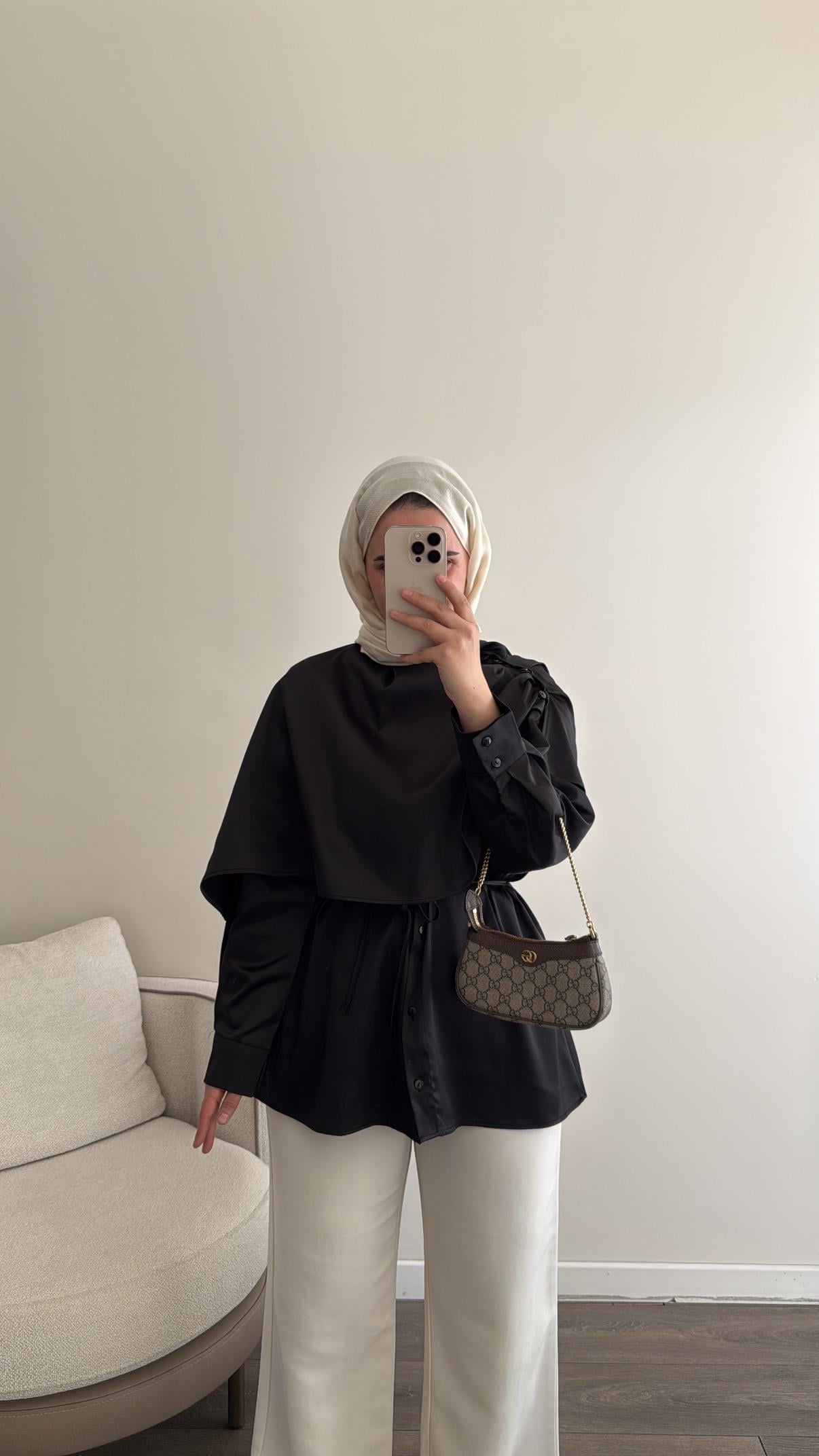 Pelerin Detaylı Siyah Gömlek