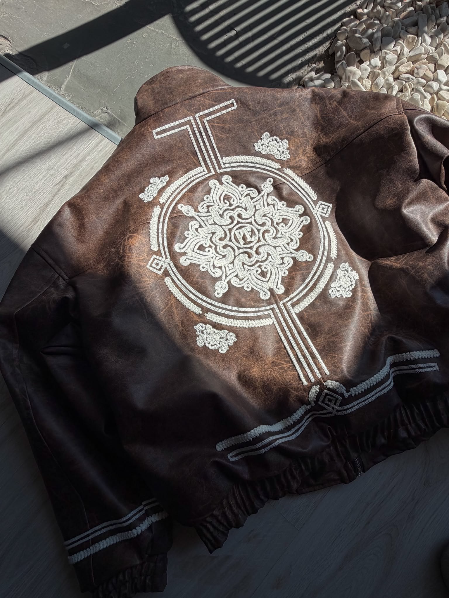 Oversize Nakış Detaylı Deri Mont