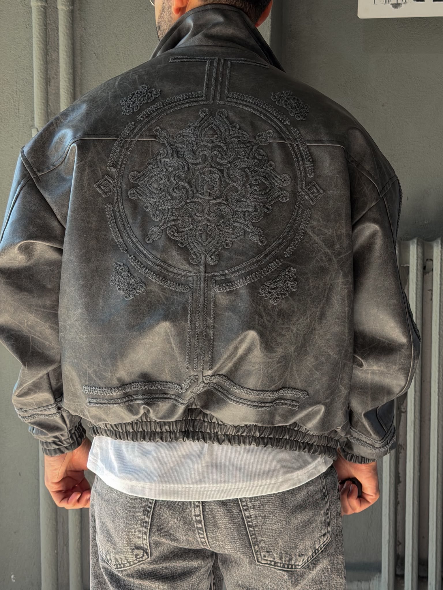 Oversize Nakış Detaylı Deri Mont