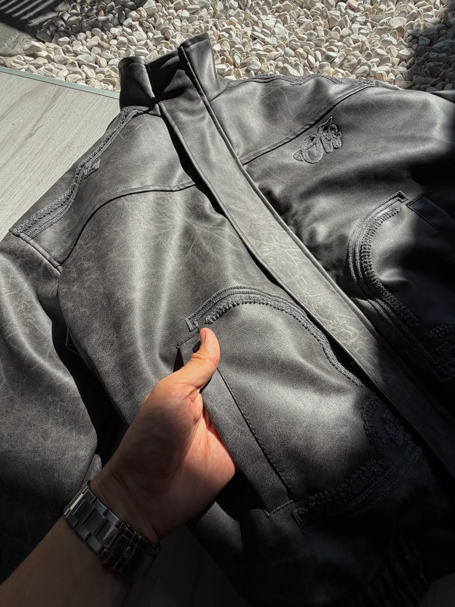 Oversize Nakış Detaylı Deri Mont