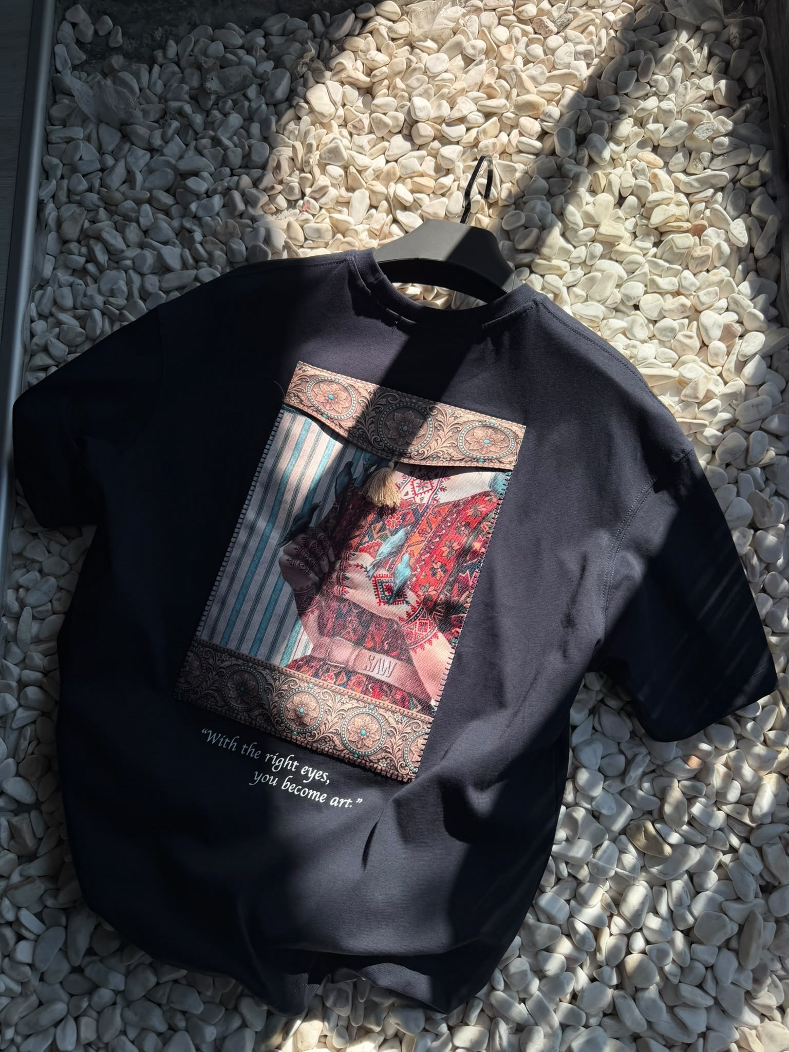 Oversize Nakışlı ve Baskı Detaylı T-shirt