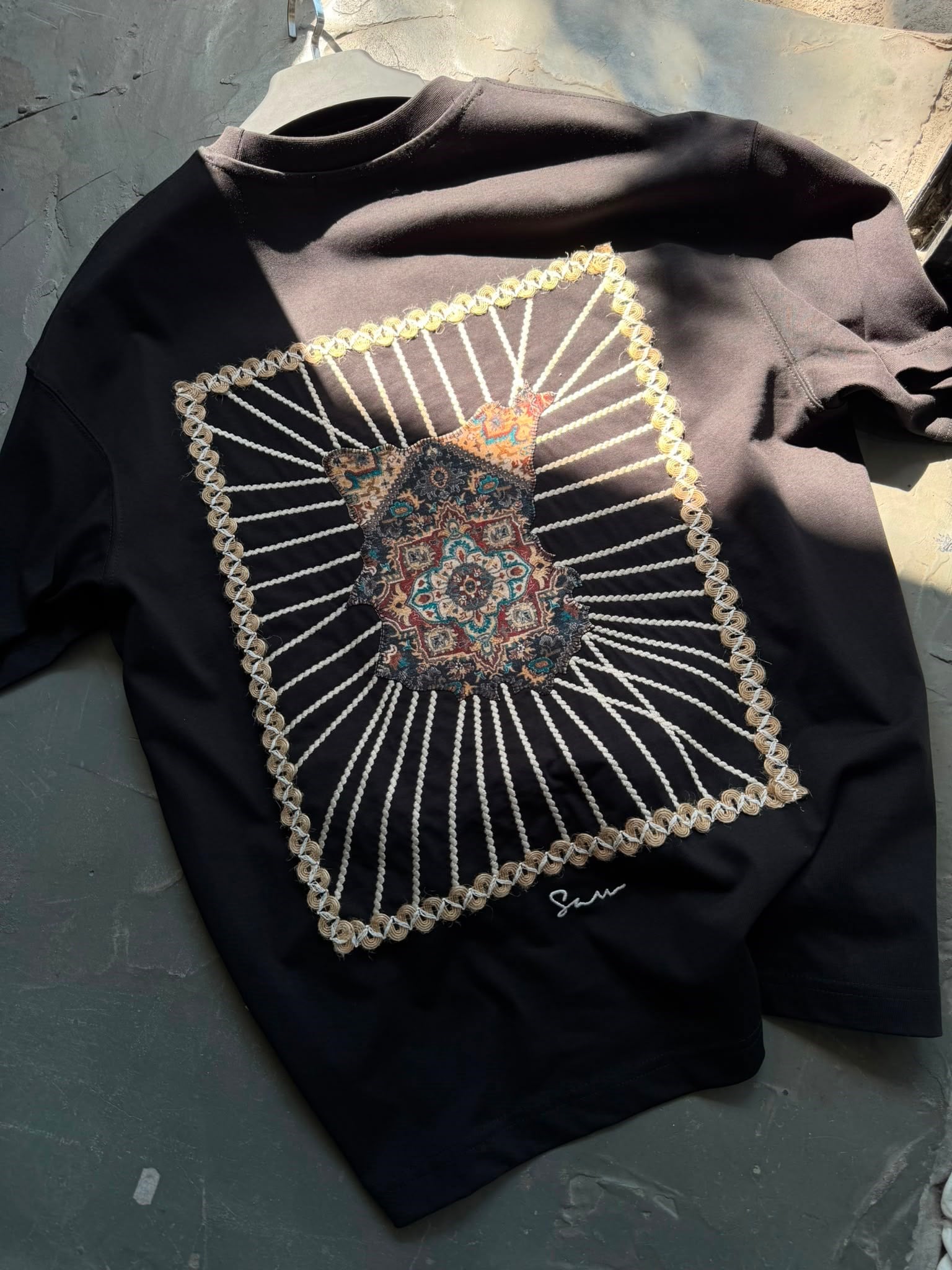 Oversize Nakışlı ve Baskı Detaylı T-shirt