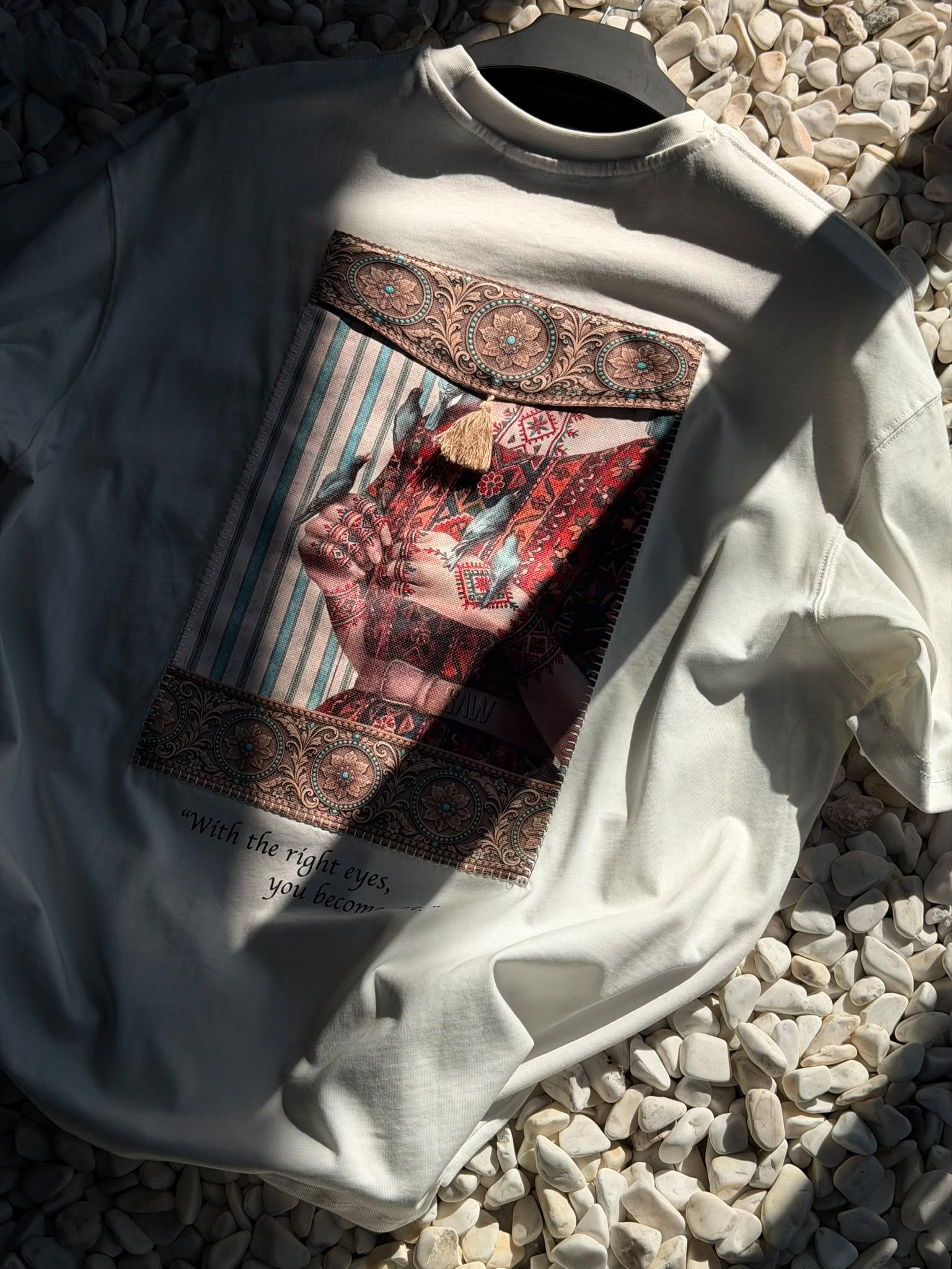 Oversize Nakışlı ve Baskı Detaylı T-shirt