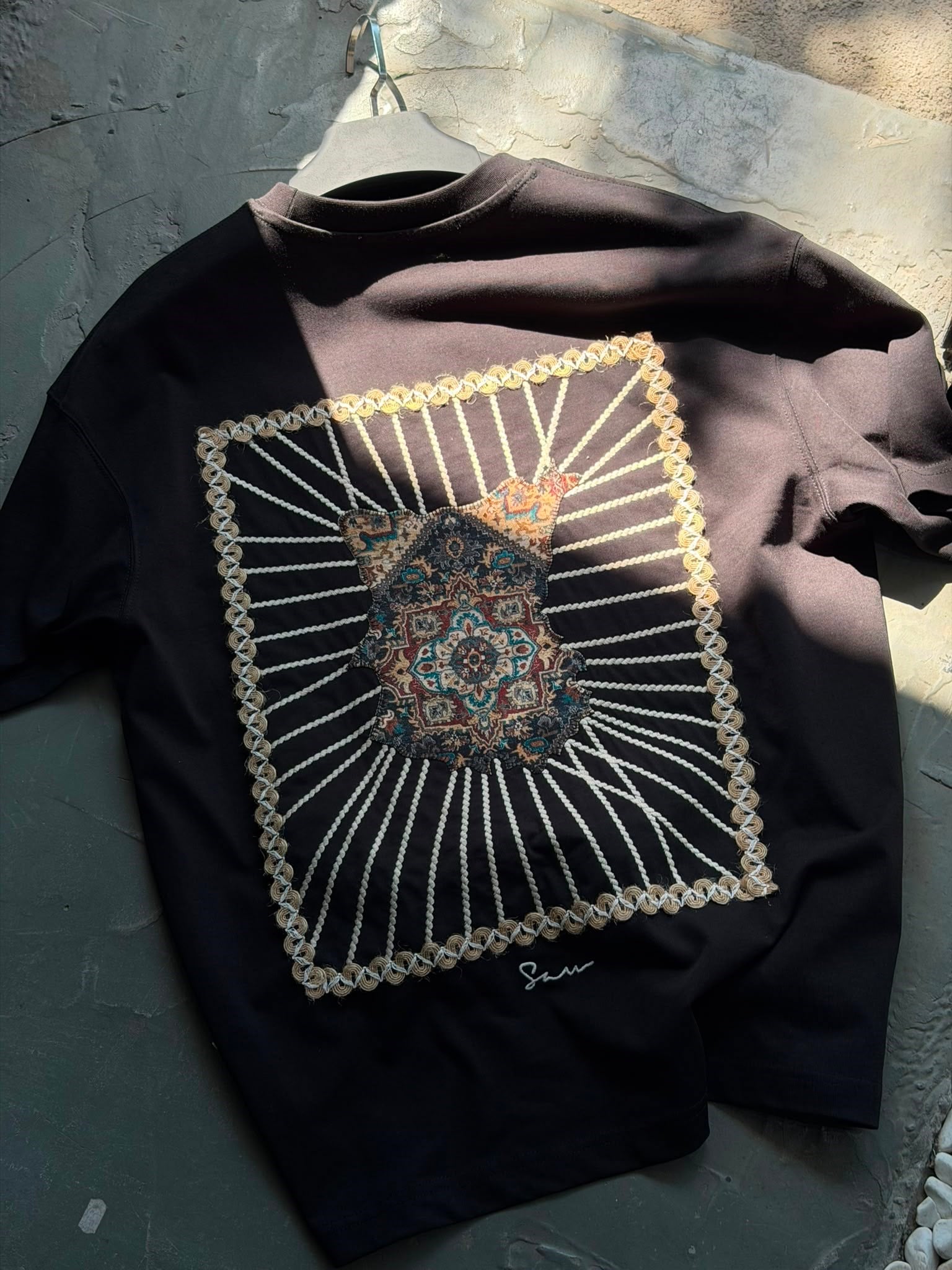 Oversize Nakışlı ve Baskı Detaylı T-shirt