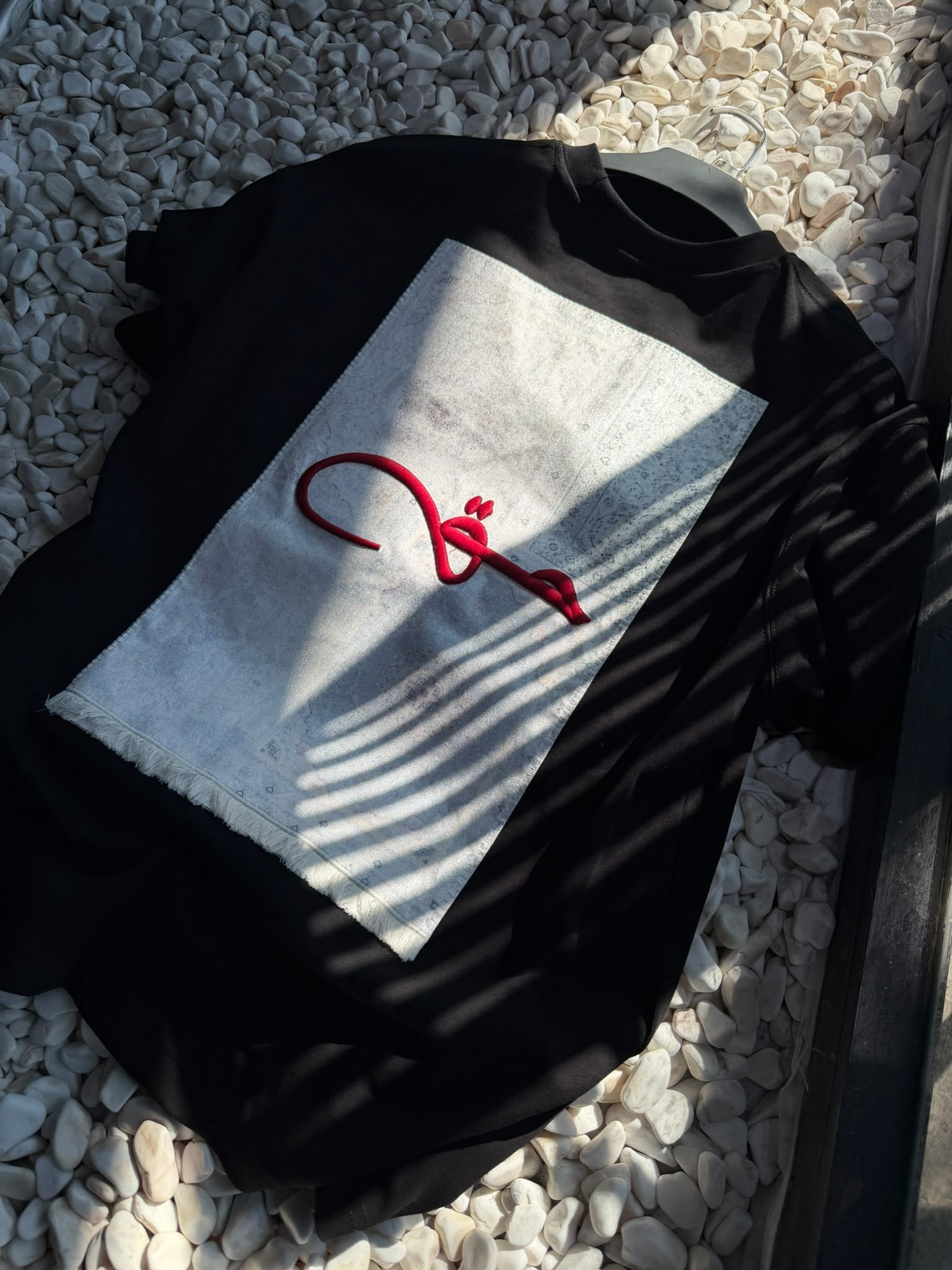Oversize Nakışlı ve Baskı Detaylı T-shirt