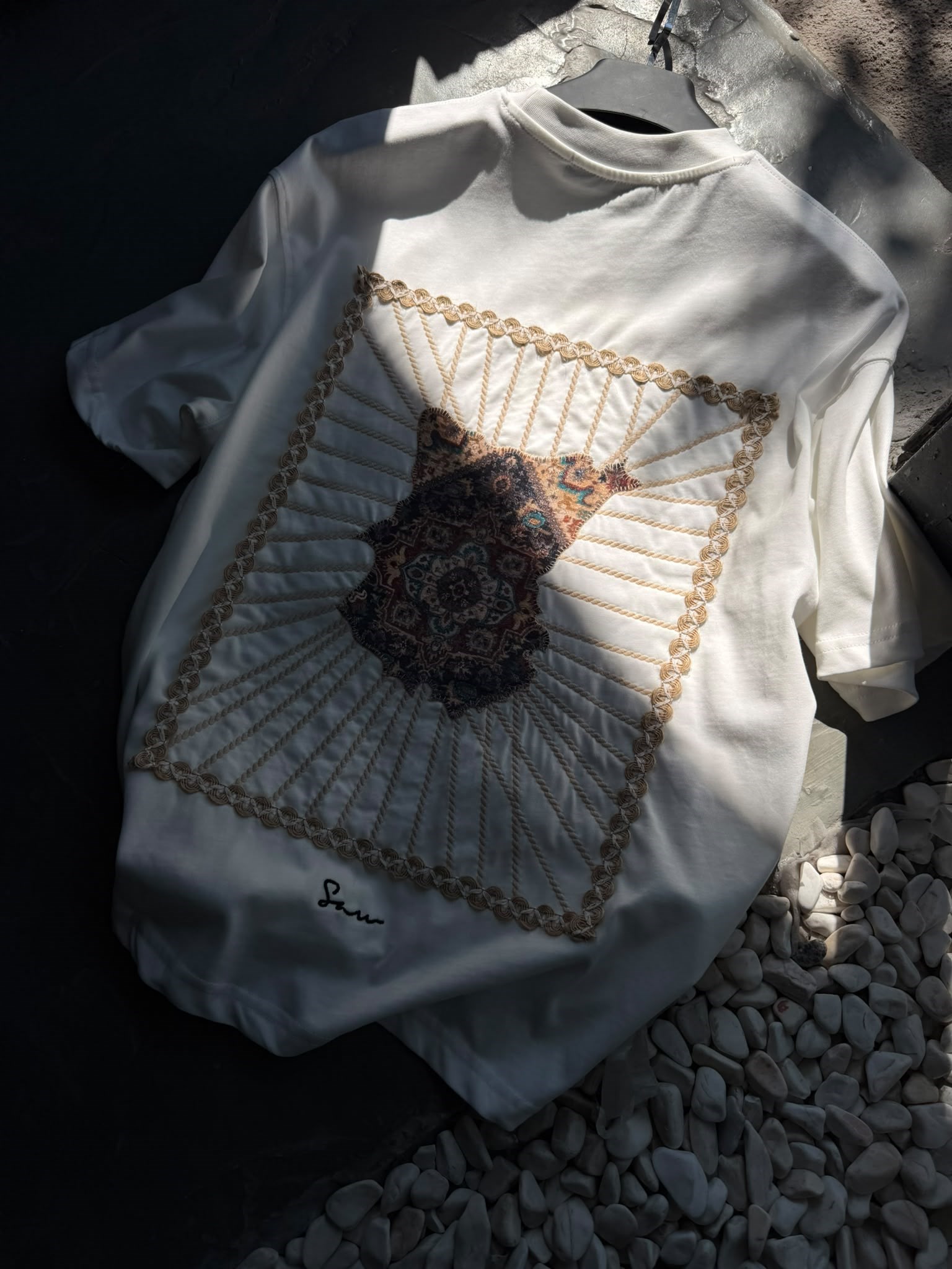 Oversize Nakışlı ve Baskı Detaylı T-shirt