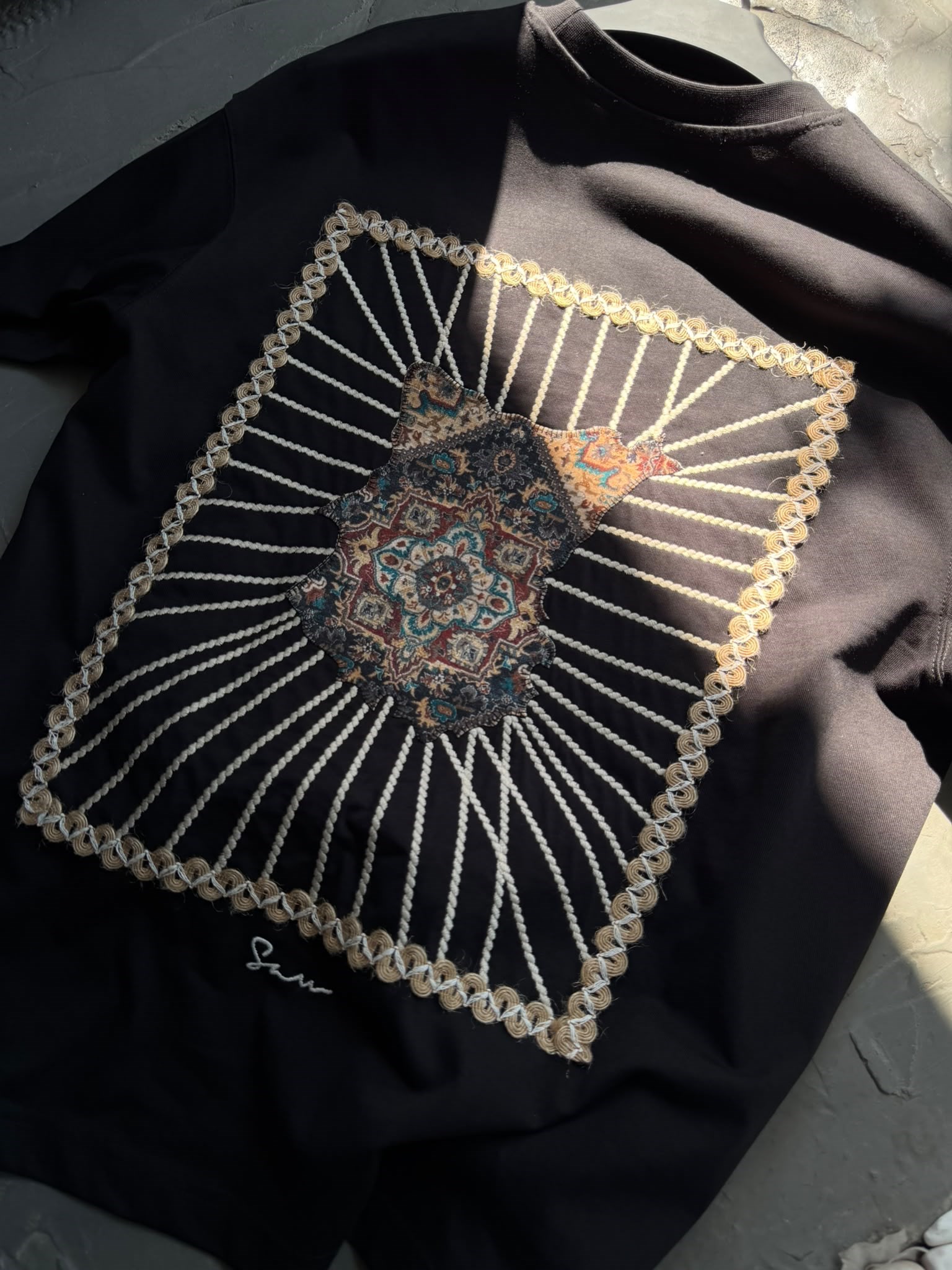 Oversize Nakışlı ve Baskı Detaylı T-shirt