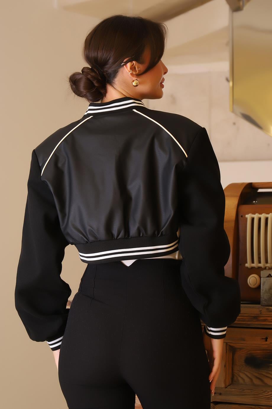 CEP DETAYLI SİYAH KADIN MİNİ CEKET  29186-2K5