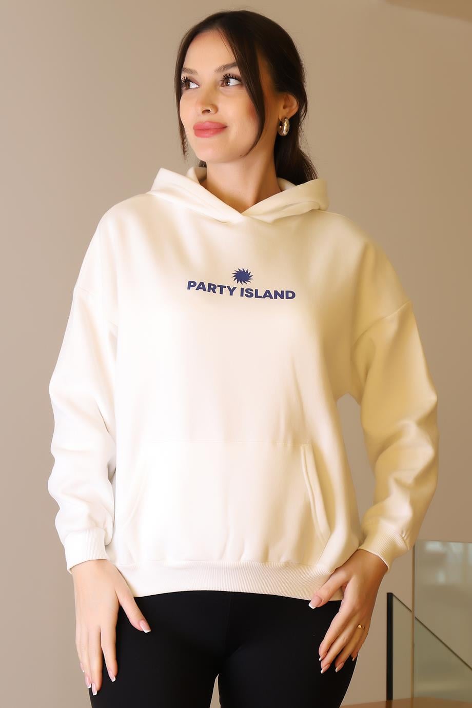 KAPÜŞONLU SIRTI YAZILI EKRU KADIN SWEATSHİRT  W0011185-2K5