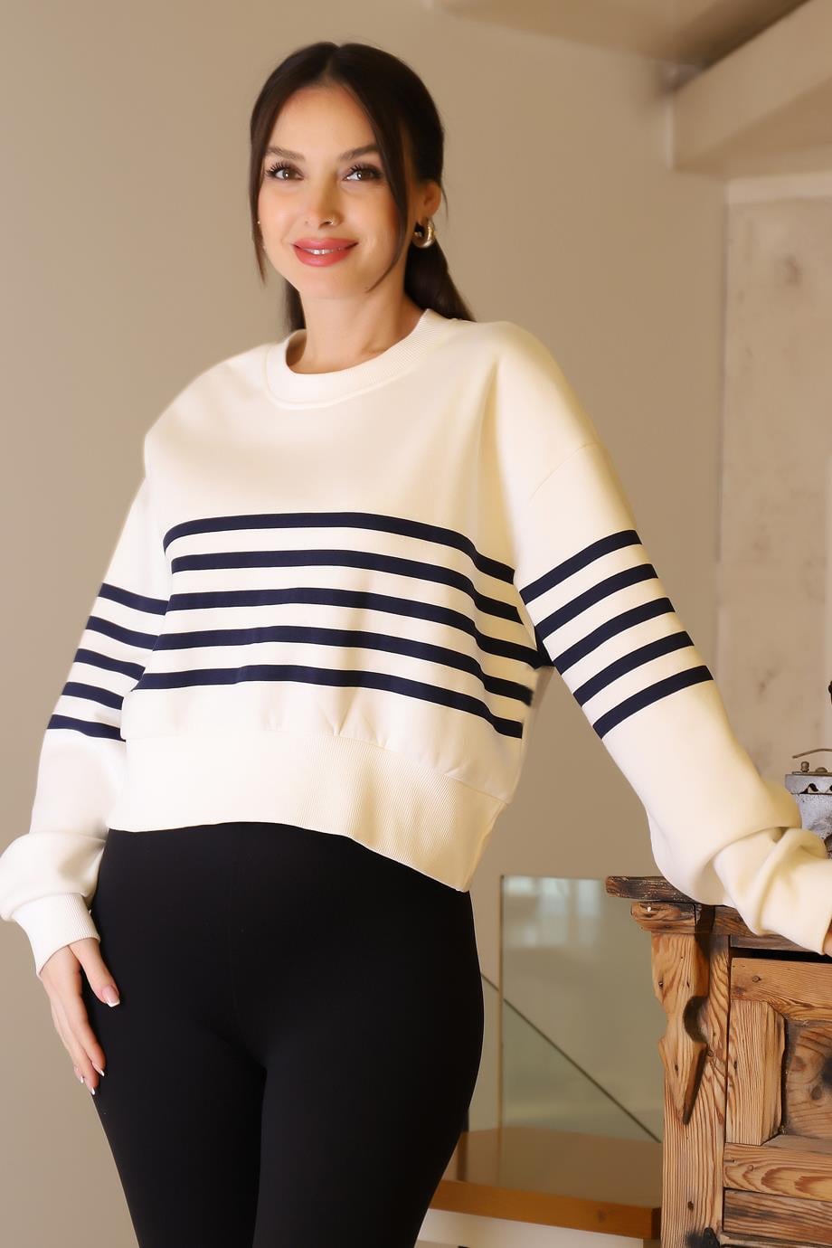 SIFIR YAKA ÇİZGİLİ EKRU KADIN SWEATSHİRT  W0011370-2K5