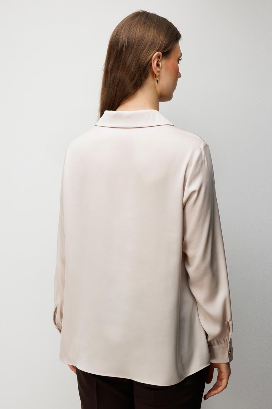 Büyük Beden Saten Görünümlü Gömlek Bej 2502-2Y6