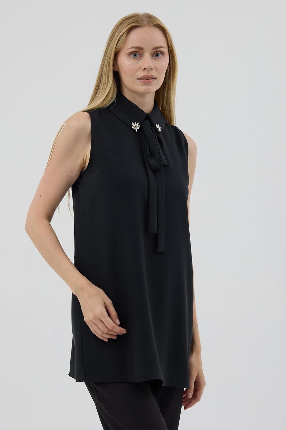 YAKASI TAŞLI KOLSUZ SİYAH KADIN BLUZ MB01.12-2K5