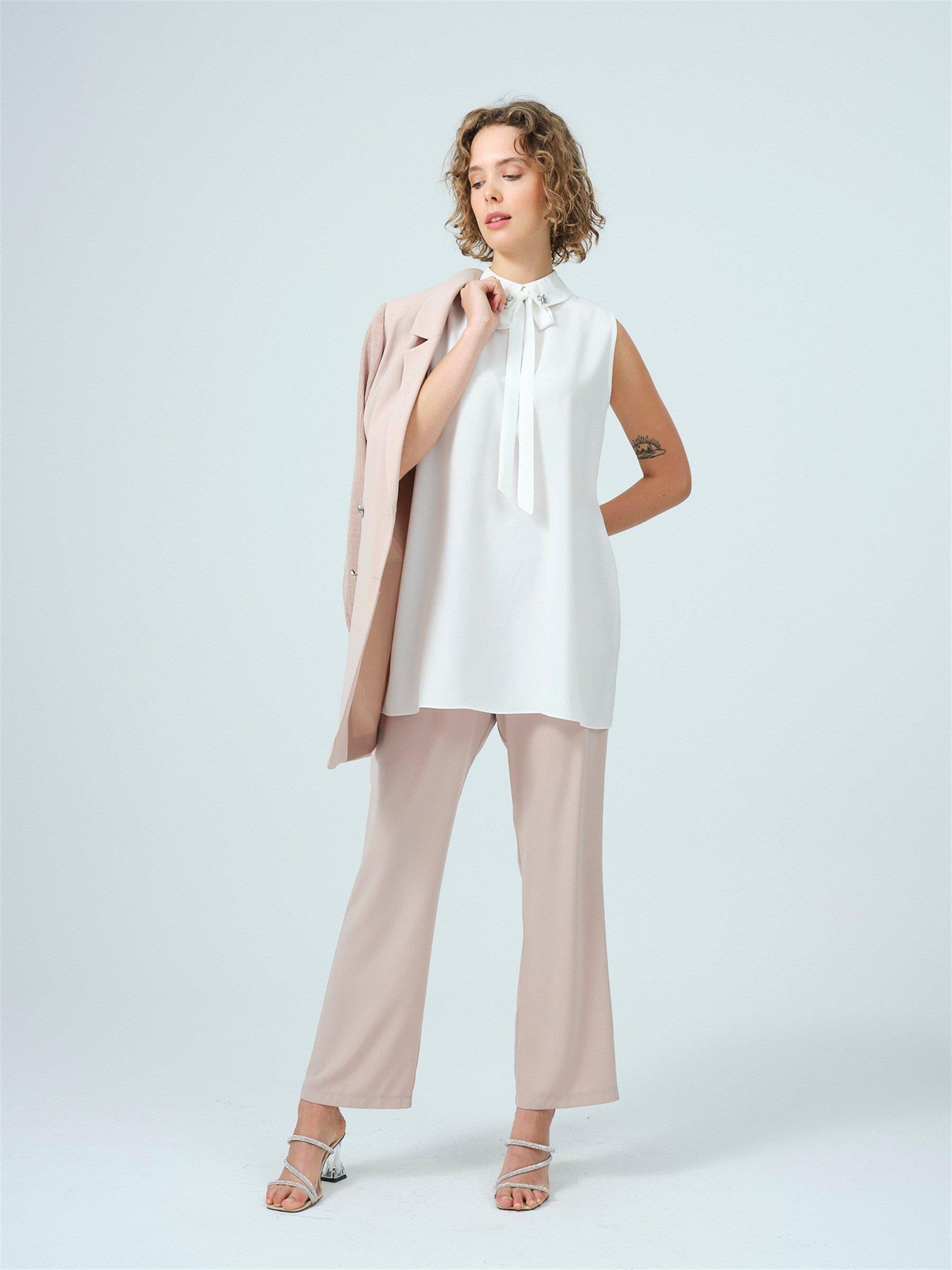 YAKASI TAŞLI KOLSUZ EKRU KADIN BLUZ MB01.12-2K5