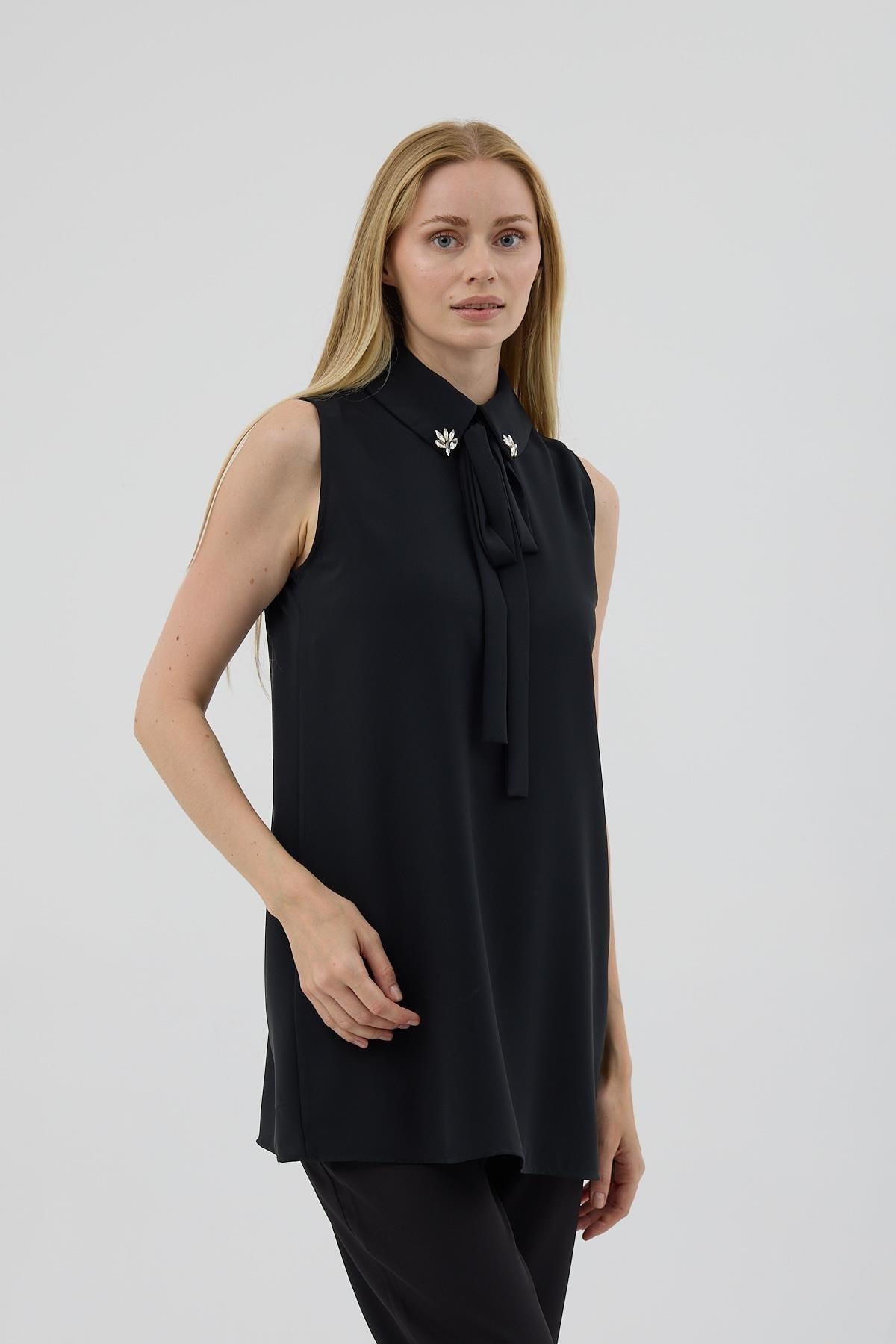 YAKASI TAŞLI KOLSUZ SİYAH KADIN BLUZ MB01.12-2K5