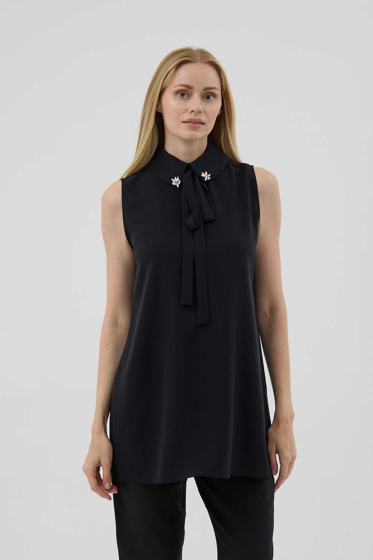 YAKASI TAŞLI KOLSUZ SİYAH KADIN BLUZ MB01.12-2K5