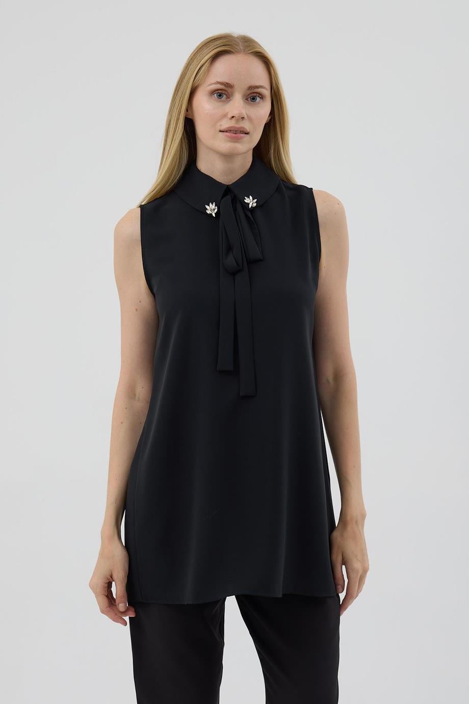 YAKASI TAŞLI KOLSUZ SİYAH KADIN BLUZ MB01.12-2K5