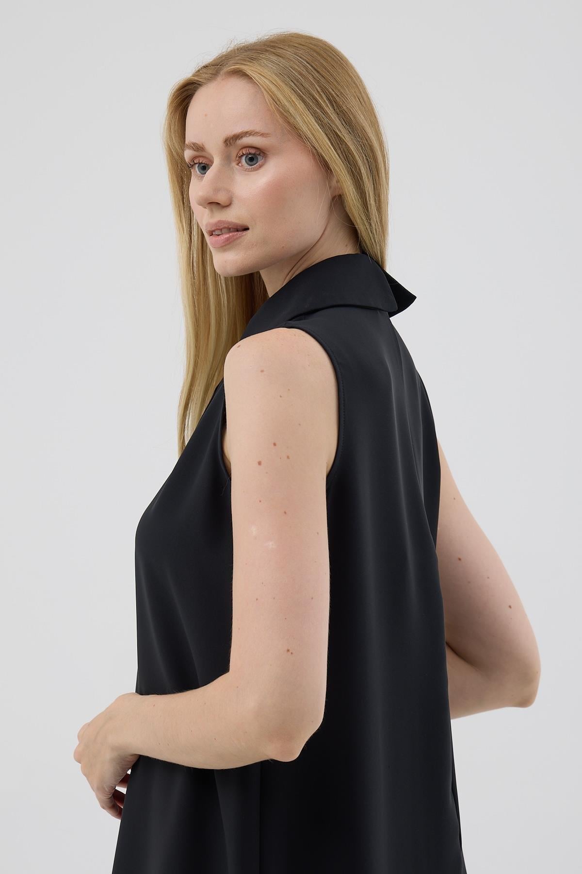 YAKASI TAŞLI KOLSUZ SİYAH KADIN BLUZ MB01.12-2K5