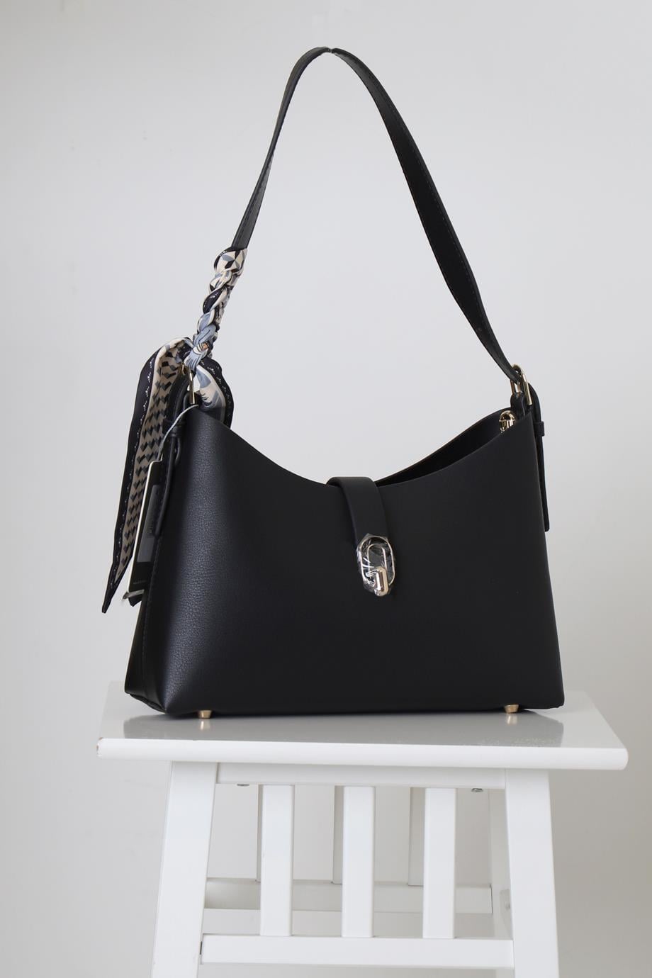 SİYAH AKSESUARLI KADIN KOL ÇANTASI 7429-2K5