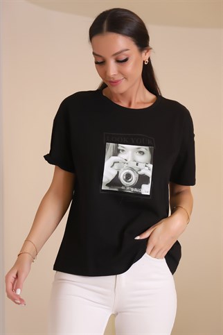 Önü Baskılı Geniş Yaka Siyah Renk Kadın T-shirt 0471-2Y2
