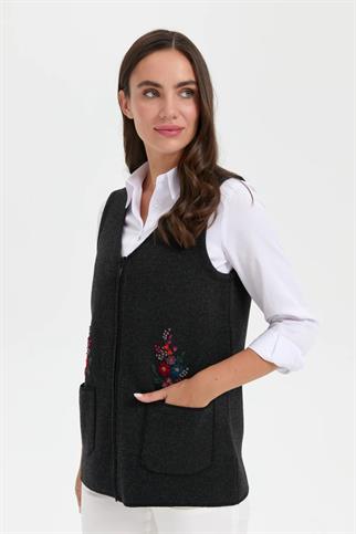 V YAKA İŞLEMELİ SİYAH KADIN YELEK 24001-VY-2K5