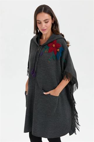 KAPÜŞONLU ÇİÇEK İŞLEMELİ FÜME KADIN PANÇO 24064-2K5