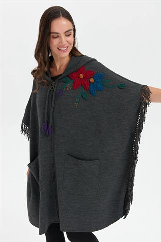 KAPÜŞONLU ÇİÇEK İŞLEMELİ FÜME KADIN PANÇO 24064-2K5