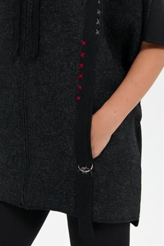 ÖNÜ KEÇE İŞLEMELİ SİYAH KADIN PANÇO 24081-2K5