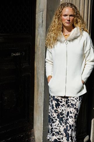 KAPÜŞONLU FERMUARLI KEMİK KADIN CEKET 24082-2K5