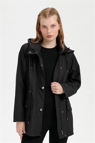 KAPÜŞONLU KAPAKLI CEPLİ SİYAH KADIN TRENÇKOT 24416-2K5