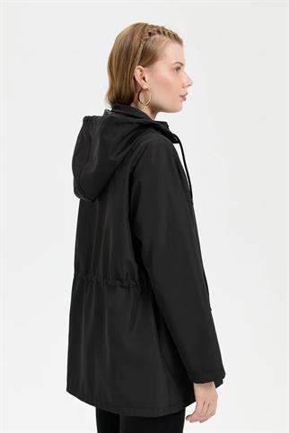 KAPÜŞONLU KAPAKLI CEPLİ SİYAH KADIN TRENÇKOT 24416-2K5