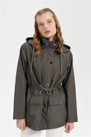 KAPÜŞONLU KAPAKLI CEPLİ YEŞİL KADIN TRENÇKOT  24416-2K5