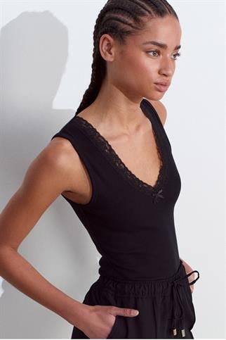 DANTEL DETAYLI KOLSUZ SİYAH KADIN CROP 31778-2Y5